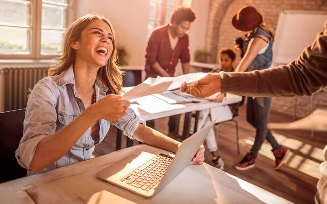 happy-working-woman_647_081117035324.jpg