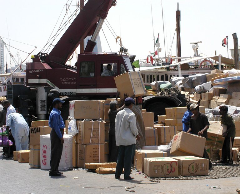 dubai13-workers.jpg