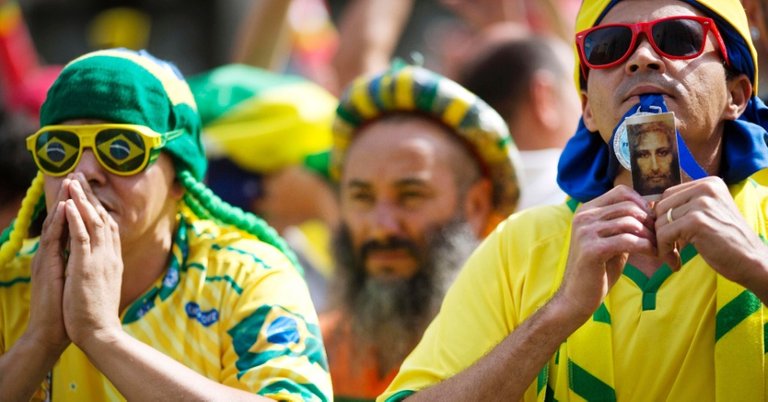 torcedor-brasileiro-reza-enquanto-acompanha-o-jogo-entre-brasil-e-chile-na-fan-fest-de-sao-paulo-1403973058999_956x500.jpg