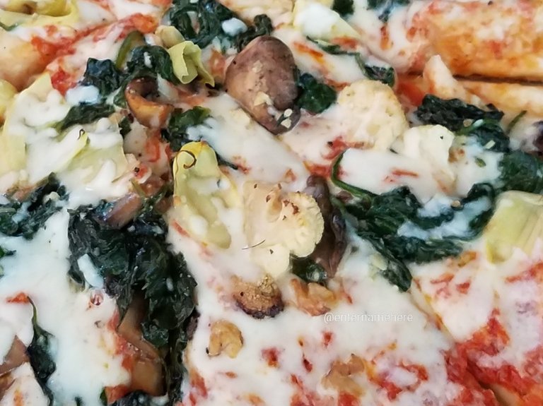 steemit-enternamehere-anthonys-eatalian-dallas-pizza-night-veggie-heaven-closeup.jpg