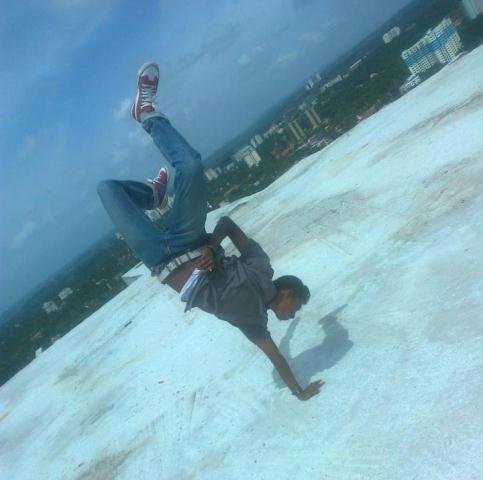 saujit hand stand.jpg