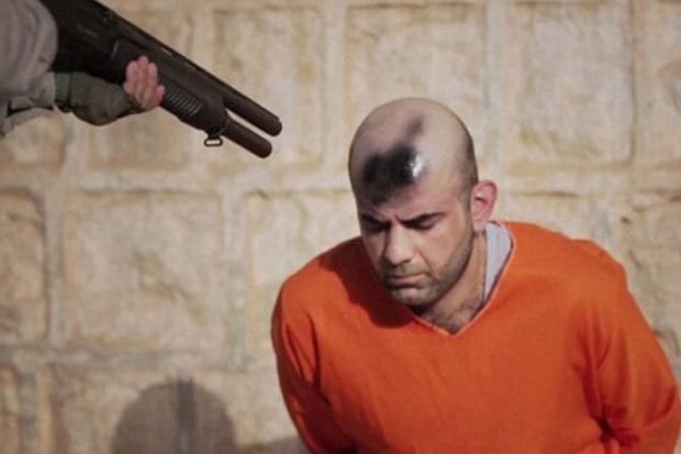 40636UNILAD-imageoptim-Graffiti-being-sprayed-by-an-ISIS-jihadi-on-a-captive-head-554496.jpg