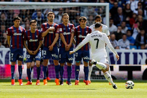 cristiano-ronaldo-free-kick-real-madrid-1446881987-800.jpg