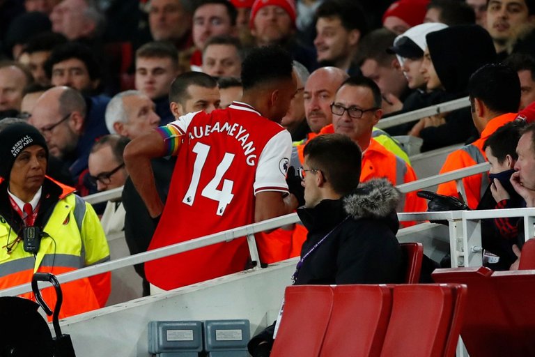 Arsenal-fans-furious-as-Aubameyang-leaves-pitch-for-‘toilet-break’.jpg