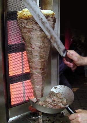 Döner_kebab_slicing.jpg