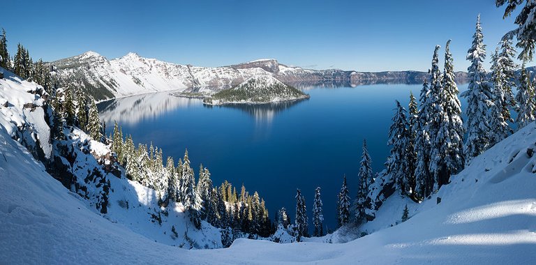 1024px-Crater_Lake_winter_pano2.jpg