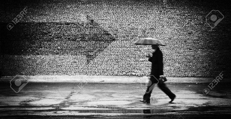 16573195-el-camino-equivocado-un-hombre-con-paraguas-imagen-conceptual-grano-de-la-película-agregado.jpg