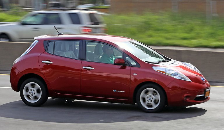 800px-Nissan_Leaf_on_Cross_Island_Parkway_cropped.jpg