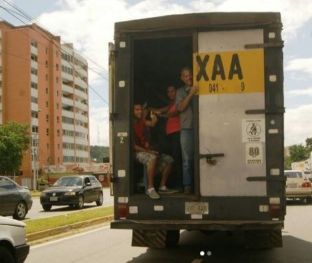 camiones-cava-sirven-de-transporte-público-1.jpg