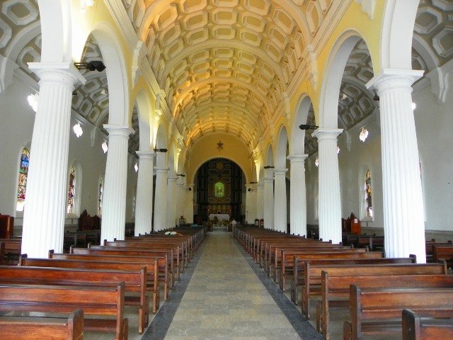 dentro de la basilica.JPG