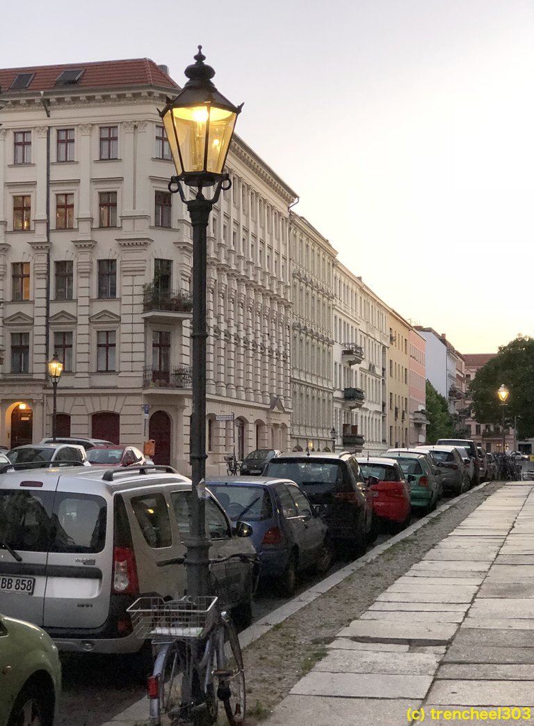 gas lamp in kreuzberg.JPG