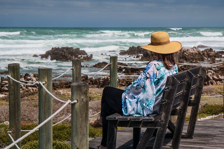 woman-sitting-1232880_1920.jpg