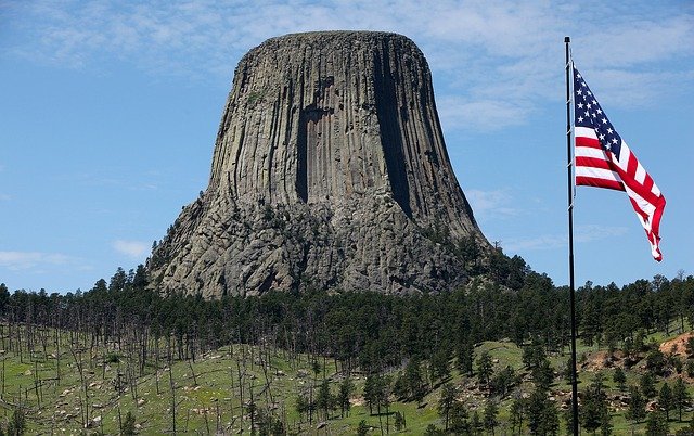 Wyoming - Pixabay - devils-tower-2376376_640.jpg