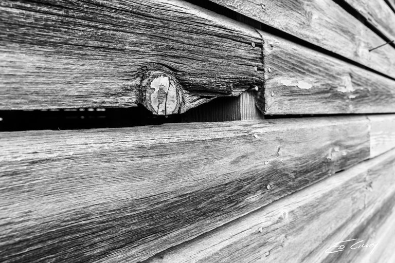 Barn_s-01030_Knotted board close.jpg