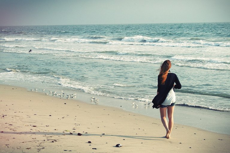 beach-woman-1149088_1280.jpg