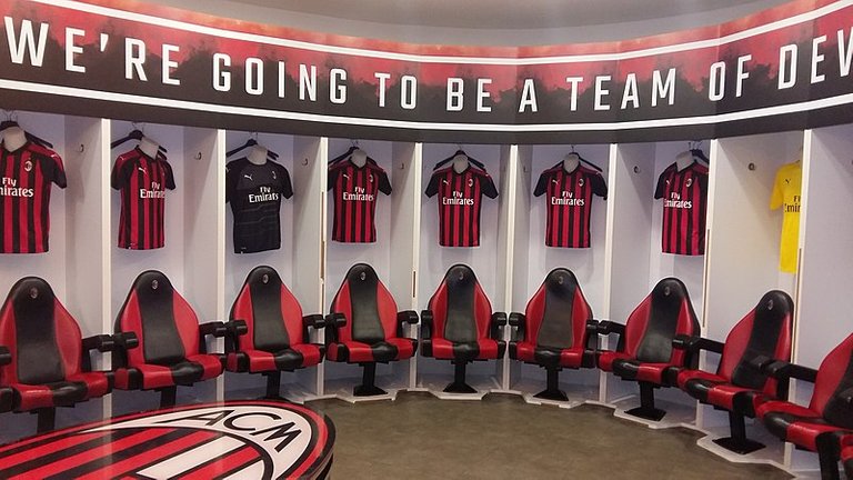 800px-AC_Milan_dressing_room_(2018).jpg