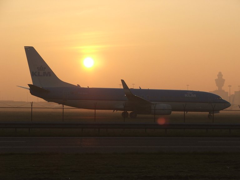 PH-BXA KLM -B738 WL.JPG