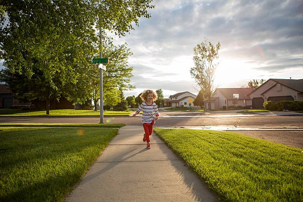 little-girl-running-picture-id557100719.jpg