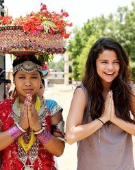 wpid-1401460781_selena-gomez-nepal-4411.jpg