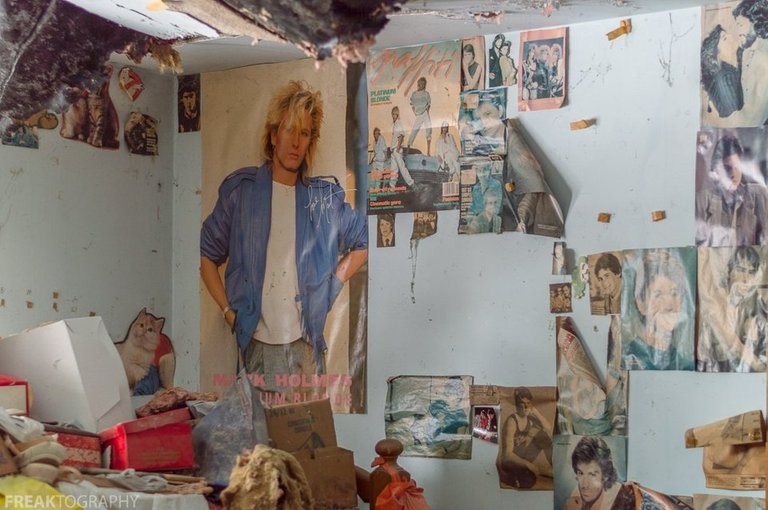 A Teenage girls bedroom in an abandoned house has been stuck in time since the mid 80's.jpg