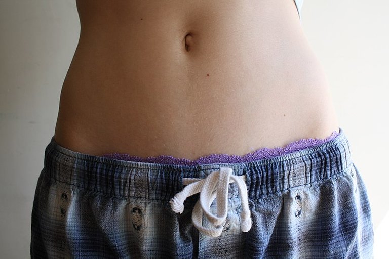 800px-Navel_of_a_woman.jpg