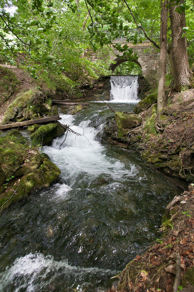 9052672896-waterfall-near-grosbartloff (FILEminimizer).jpg