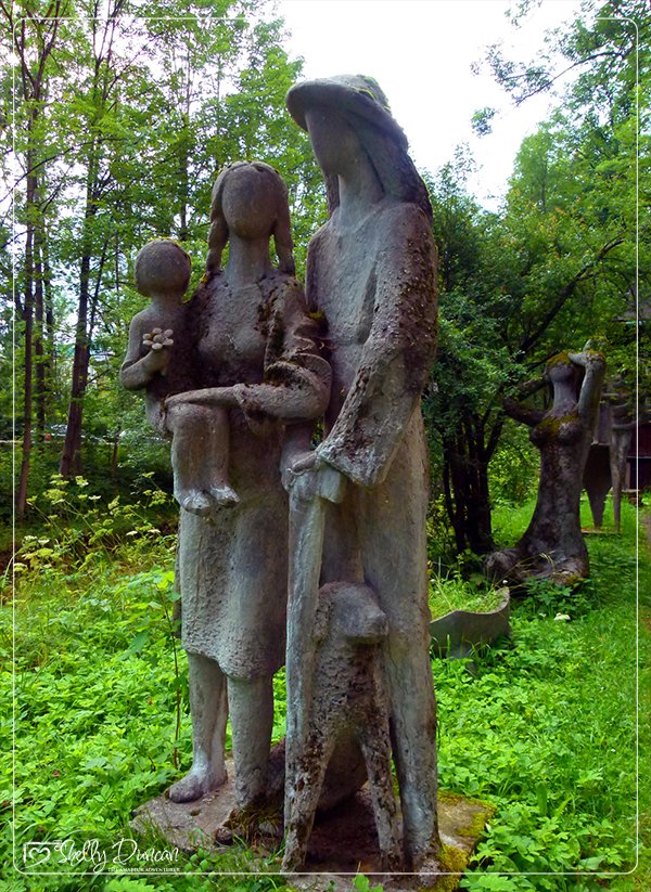 Statues in Zakopane reduced.jpg