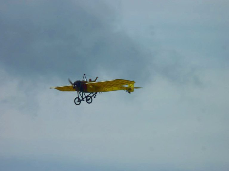  WW1 Morane-Saulnier type G pilot waving.jpg