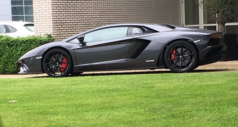 Lambo1.jpg