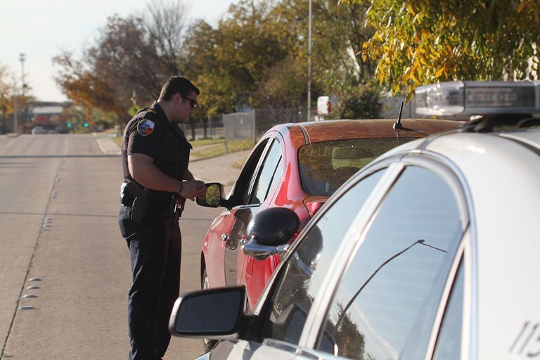 police-officer-traffic-stop.jpg