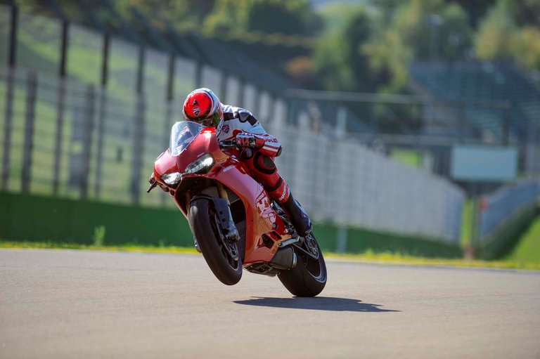 2015-Ducati-1299-Panigale-S-08.jpg