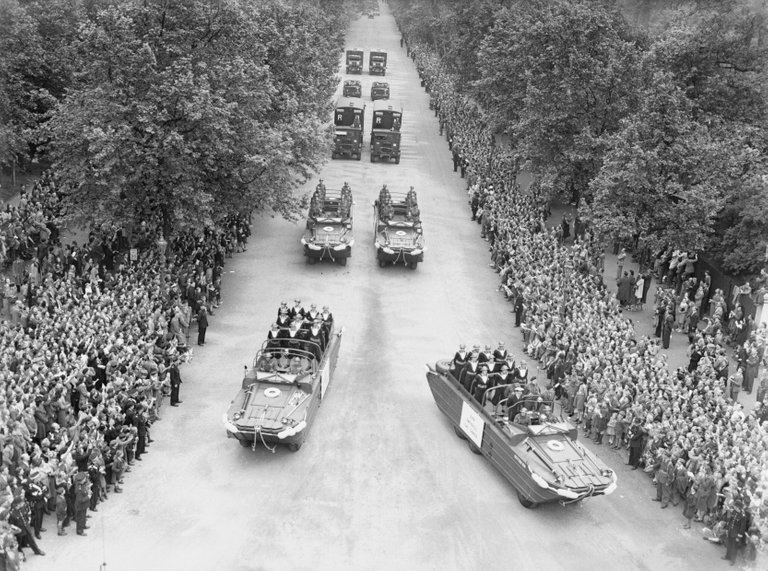 Allied_Victory_Parade_in_London,_1946_H42790.jpg