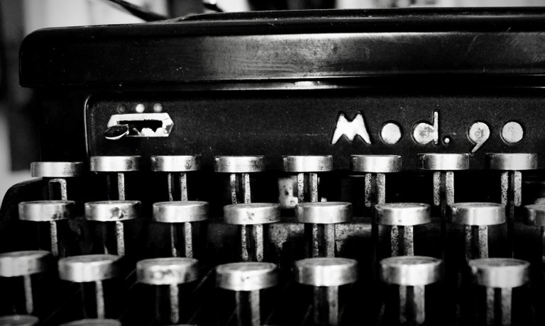 typewriter-1627197.jpeg