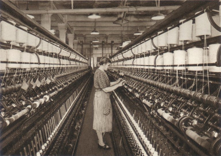 Ring_spinning_machine_in_the_1920s.jpg