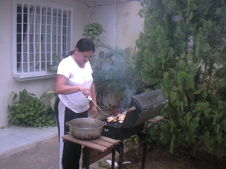 LISSETH COCINANDO EN LA PARRILLA.jpg