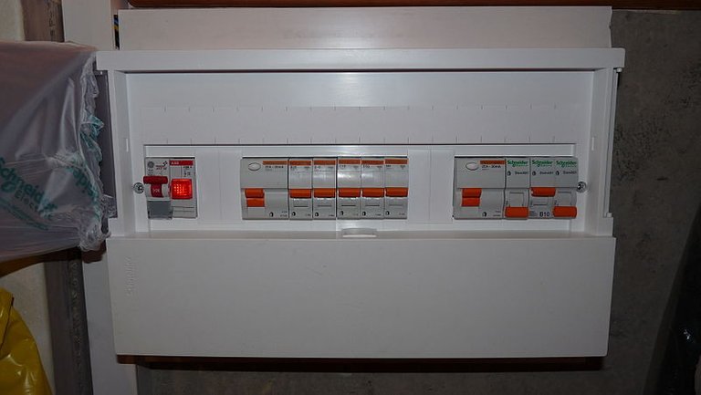 800px-Linnamäe_37_-_fuse_box_in_1-room_apartment.JPG