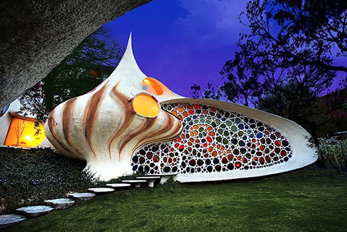 16-33-Worlds-Top-Strangest-Buildings-Nautilus-house.jpg