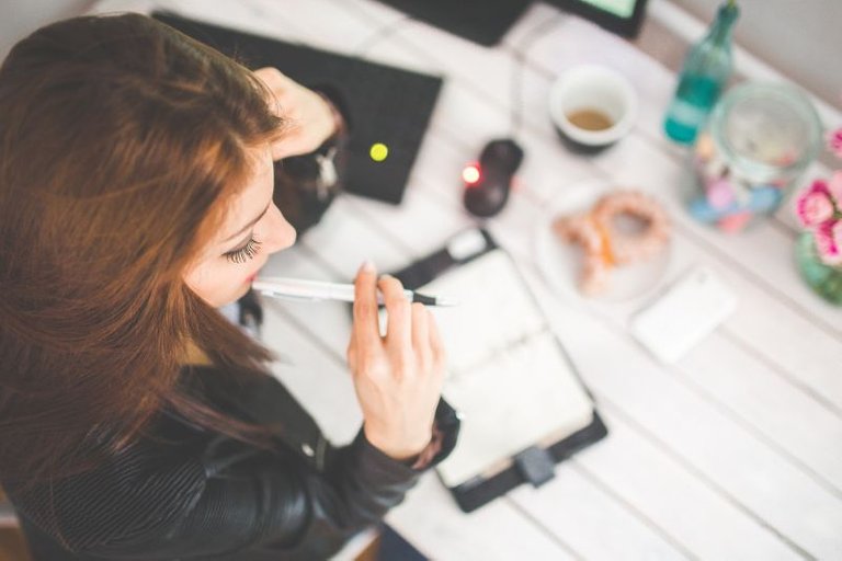 daydreaming-desk-girl-6384.jpg