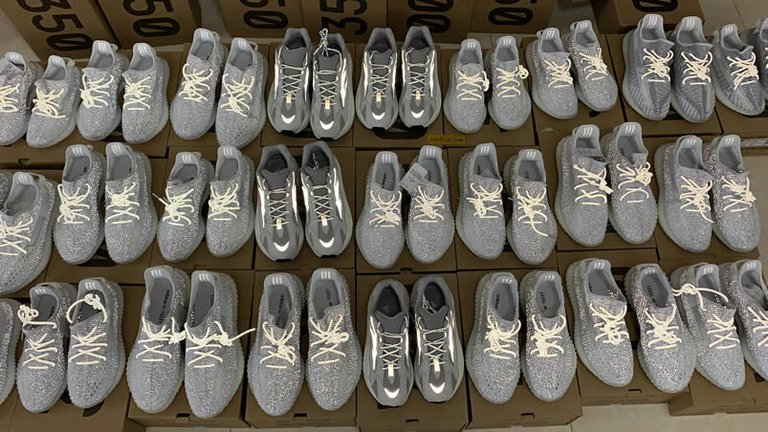 adidas-yeezy-boost-350-v2-static-reflective-3m-and-yeezy-700-static-anpkick-(3).jpg