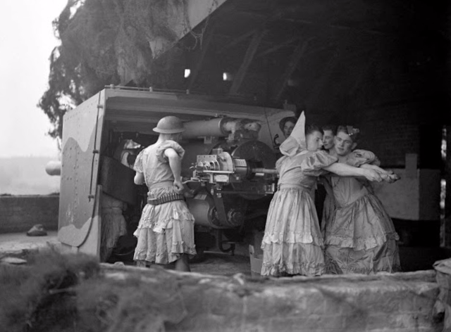 Soldados británicos vestidos de mujeres durante la Segunda Guerra Mundial.jpg