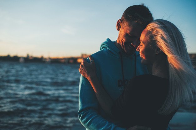 silueta-pareja-amor-muelle-hora-atardecer_72389-685.jpg