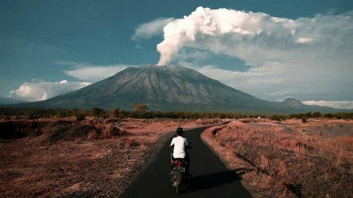 aktivitas-meningkat-gunung-agung-bali-kembali-erupsi-zona-bahaya-berada-di-radius-4-kilometer.jpg