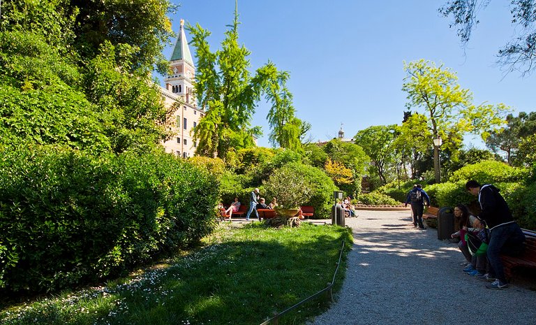 Palace_Gardens,_San_Marco,_Venice,_Veneto,_Italy_-_panoramio.jpg
