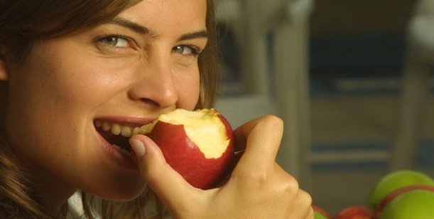 comiendo una manzana.jpg