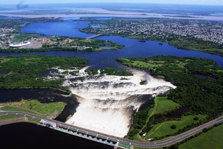 Aliviadero_del_embalse_Macagua.jpg