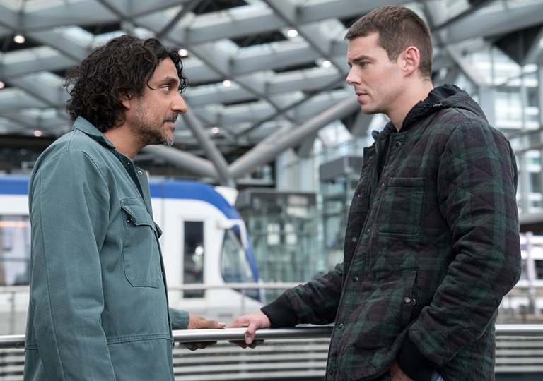 sense8-naveen-andrews-brian-j-smith-02.jpg