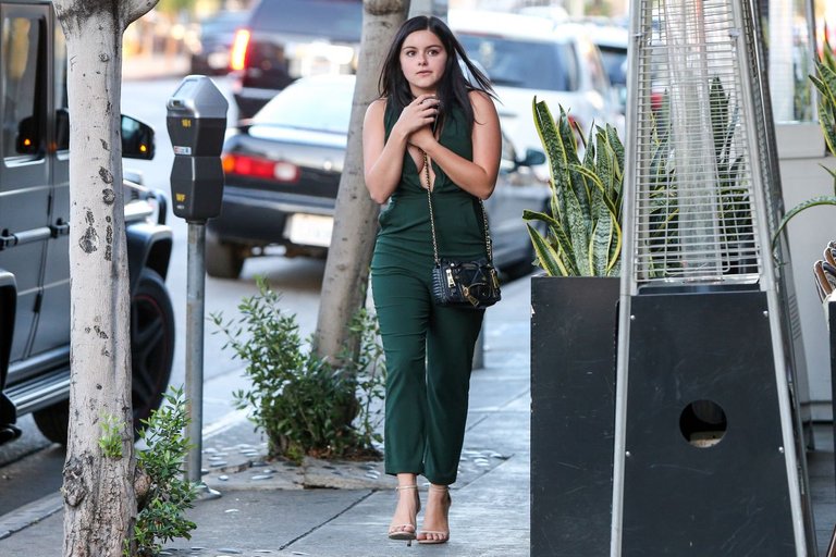 ariel-winter-out-in-los-angeles-september-2015_17.jpg