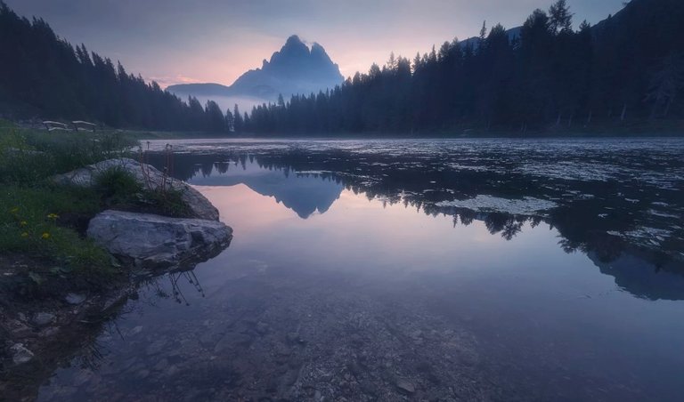 The reflection of the Tre cime di Lavaredo on the lake antorno.jpg