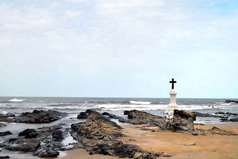 cross-at-morjim-beach-goa.jpg