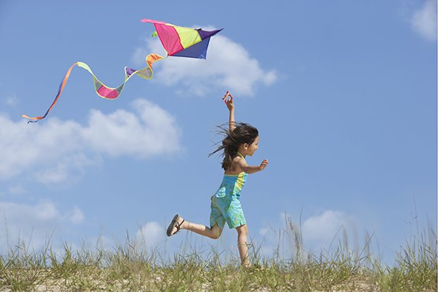 Young-girl-flying-a-kite-682596.jpg